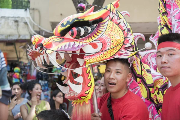 Spectaculaire tête de dragon chinois, en 2020 Festival du Nouvel An chinois — Photo