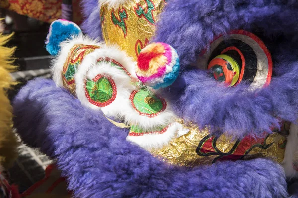 Tête de lion chinois vue de près, en 2020 Festival du Nouvel An chinois — Photo