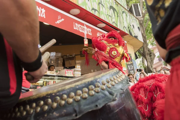 Lion chinois recevant l'enveloppe rouge offerte par une boutique à Chinatown, en 2020 Festival du Nouvel An chinois — Photo