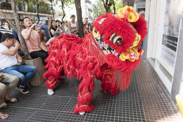 Lion rouge chinois sur le point d'entrer dans un magasin, apportant la bonne fortune pour la nouvelle année, 2020, année du rat métallique — Photo