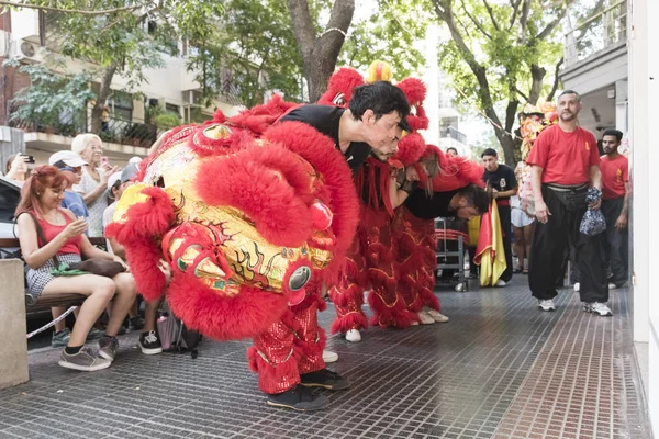 Artistes de la danse du lion saluant respectueusement, dans 2020 Nouvel An chinois festival — Photo