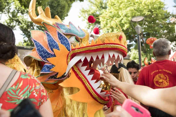 Personnes essayant de toucher un dragon chinois doré, en 2020 célébrations du Nouvel An chinois — Photo
