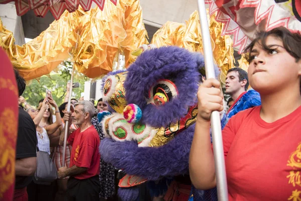Dragons et lions chinois dansant à Chinatown, en 2020 Célébrations du Nouvel An chinois — Photo