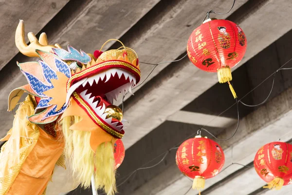 Altın Çin ejderhası ve kırmızı fenerler, 2020 Çin Yeni Yıl kutlamalarında — Stok fotoğraf
