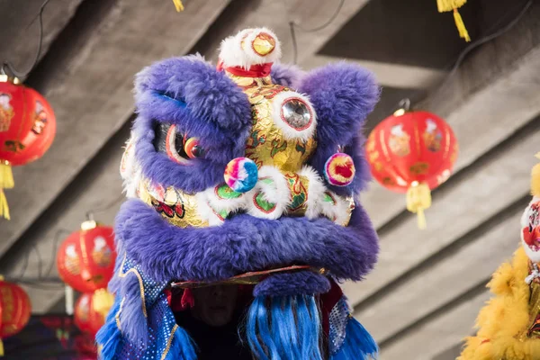 Çin aslanı ve kırmızı fenerleri, 2020 Çin Yeni Yıl kutlamalarında — Stok fotoğraf