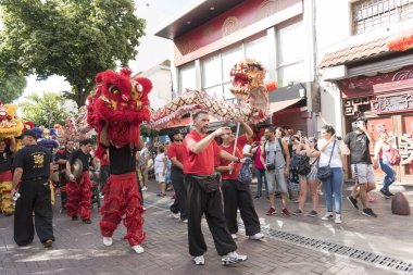 2020 Çin Yeni Yılı kutlamalarında Çin Mahallesi 'nde Çin ejderhaları ve aslanları dans ediyor.