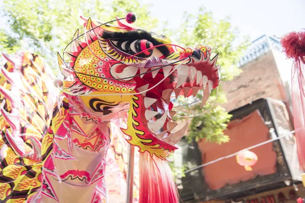 2020 Çin Yeni Yıl Festivali 'nde muhteşem Çin ejderhası kafası. — Stok fotoğraf
