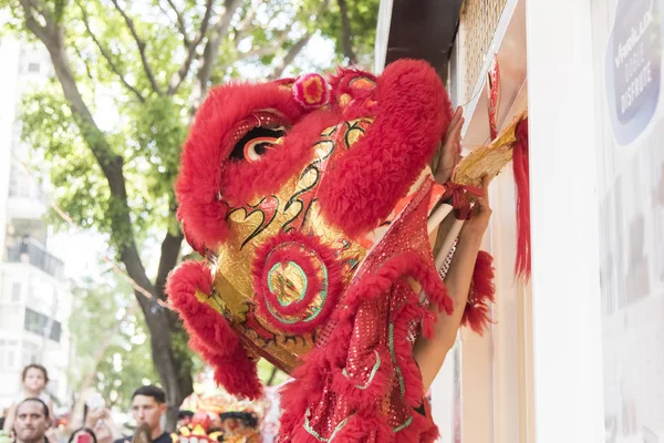 2020 Çin Yeni Yıl Festivali 'nde Çin Mahallesi' ndeki bir dükkanın verdiği kırmızı zarfı Çin aslanı alıyor. — Stok fotoğraf