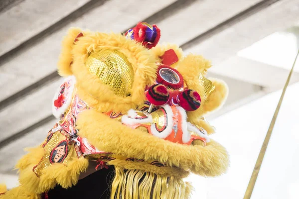 Lion chinois jaune clignotant, en 2020 célébrations du Nouvel An chinois — Photo