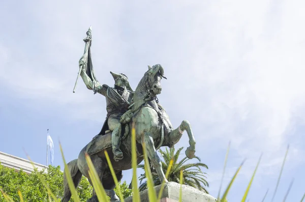 Manuel Belgrano tábornok, bronz lovas emlékmű Plaza de Mayo-ban — Stock Fotó