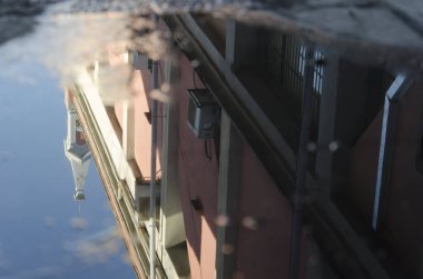 Recoleta kültür merkezi su birikintisine yansıdı