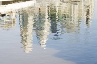 Puerto Madero 'nun alışılmadık manzarası. Modern binalar suyun hareketine yansıyor