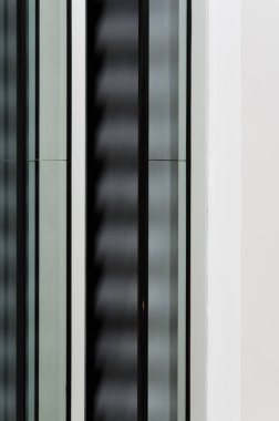 Mimari detay: modern yürüyen yürüyen merdiven, insanlar olmadan, ön görünüm