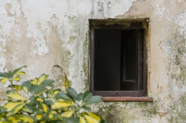 Yıpranmış bir duvarın eski açık penceresi