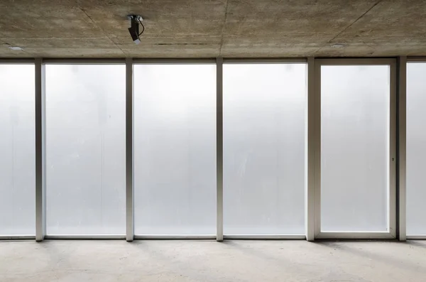 Moderne minimalistische architectuur, binnenruimte met glazen deur en ramen — Stockfoto