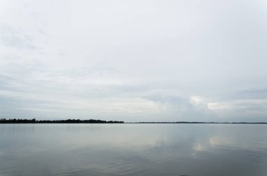 Chascomus Gölü, yaz bulutlu bir öğleden sonra