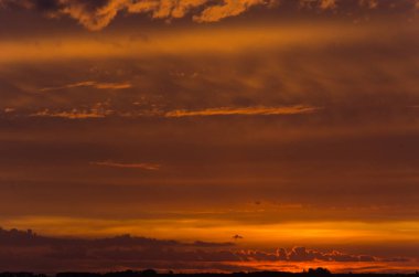 Chascomus Gölü üzerinde gün batımı, turuncu güzel bulutlu gökyüzü