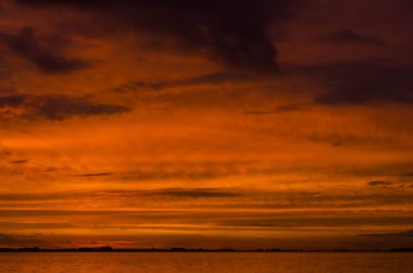 Chascomus Gölü üzerinde gün batımı, turuncu güzel bulutlu gökyüzü