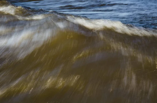 Textura bicolor del agua en movimiento, borde de una ola . —  Fotos de Stock
