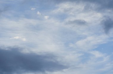 Gün batımından hemen önce gökyüzü, açık mavi ve gri bulutlu.