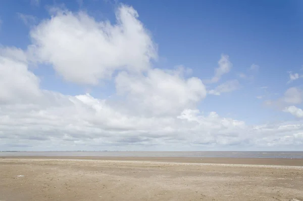 Paisaje de playa genérico, vacío; arena y un cielo soleado con algunas nubes —  Fotos de Stock
