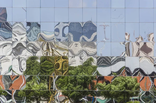 Reflektierende Wand, in der sich die umgebenden Konstruktionen spiegeln, deformiert — Stockfoto