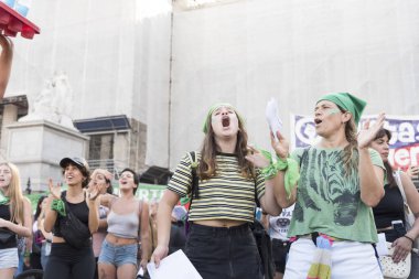 Başkent Federal, Buenos Aires / Arjantin; 19 Şubat 2020: Kadınlar yasal, güvenli ve ücretsiz kürtaj yasasının onaylanması lehine slogan atıyorlar.