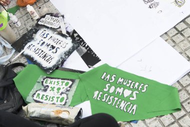 Başkent Federal, Buenos Aires / Arjantin; 19 Şubat 2020: yasal, güvenli ve ücretsiz kürtaj lehine miting hazırlıkları; feminist mesajlar: kadınlar direniştir, çünkü ben varım.