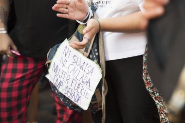 Başkent Federal, Buenos Aires / Arjantin; 19 Şubat 2020: yasal kürtajı destekleyen bir mitingin ayrıntıları; katılımcı tarafından taşınan poster: ne itaatkar ne sessiz, güçlü ve güçlü kadın