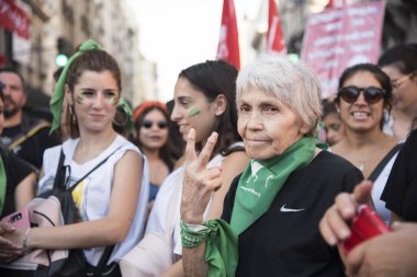 Başkent Federal, Buenos Aires / Arjantin; 19 Şubat 2020: yasal, güvenli ve ücretsiz kürtaj yasasının onaylanması için yaşlı ve genç kadınların bir araya gelmesi.