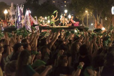 Başkent Federal, Buenos Aires / Arjantin; 19 Şubat 2020: Geceleri kalabalık, yasal, güvenli ve ücretsiz kürtaj yasasının onaylanması lehine mitingler düzenliyor..