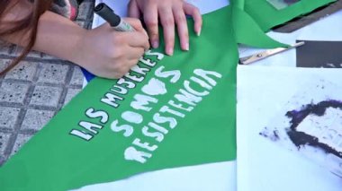 Başkent Federal, Buenos Aires / Arjantin. 19 Şubat 2020: Yasal, güvenli ve ücretsiz kürtaj lehine miting. Yeşil bir mendile el yazması, sebebin sembolü, kadınlar direniştir.