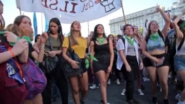 Başkent Federal, Buenos Aires / Arjantin. 19 Şubat 2020: Yasal, güvenli ve ücretsiz kürtaj lehine miting. Feminist sloganlar atan genç kadınlar, hastanelerde kürtaj istiyorlar.