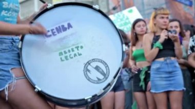 Başkent Federal, Buenos Aires / Arjantin. 19 Şubat 2020: Yasal, güvenli ve ücretsiz kürtaj yasasının onaylanması lehine düzenlenen mitingin ayrıntıları, iki metni içeren davul: Cenba ve Yasal Kürtaj