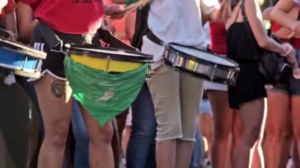 首都はブエノスアイレス アルゼンチン 2020年2月19日 妊娠中絶を支持する集会で太鼓を打つ女性 楽器の一つは 原因の象徴である緑のハンカチを掛けます — ストック動画
