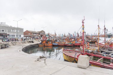 Mar del Plata, Buenos Aires / Arjantin; 1 Şubat 2017: önemli bir turist ve gastronomik yer olan liman, çoğunlukla balıkçılık, şehrin limanı. Geleneksel balıkçı tekneleri.