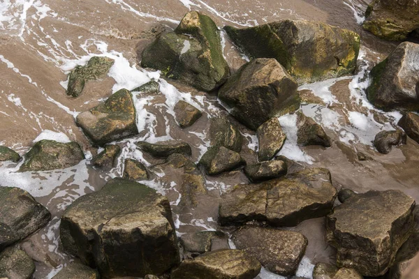 Acqua Mare Strapazzata Con Schiuma Bianca Tra Rocce Della Riva — Foto Stock