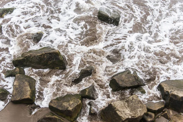 Meerwasser Bewegt Sich Mit Weißem Schaum Zwischen Den Felsen Ufer — Stockfoto