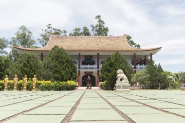 Foz do Iguacu, Parana / Brezilya; 17 Aralık 2017: Chen Tien Budist Tapınağı, Buda Meydanı, Buda 'nın yeryüzündeki reenkarnasyonlarını temsil eden heykeller ve koruyucu aslan heykeli