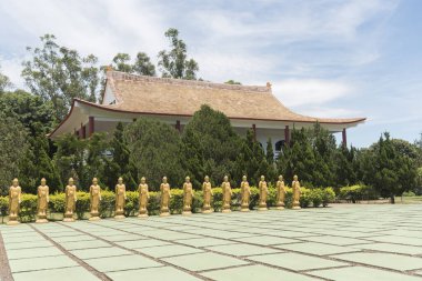 Foz do Iguacu, Parana / Brezilya; 17 Aralık 2017: Chen Tien Budist Tapınağı, Buddha Meydanı, 108 heykelle dünya üzerindeki Buda 'nın reenkarnasyonlarını temsil eden avlu