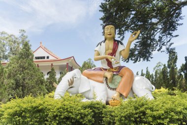 Foz do Iguacu, Parana / Brezilya; 17 Aralık 2017: Chen Tien Budist Tapınağı, beyaz bir filin üzerindeki renkli bodhisattva heykeli