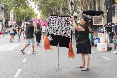 Caba, Buenos Aires / Arjantin; 9 Mart 2020: Uluslararası Kadınlar Günü. Mart / grev sırasında iğne ve mendil satan bir kadın