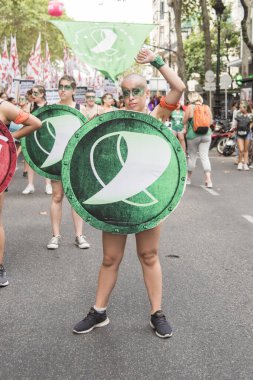 Caba, Buenos Aires / Arjantin; 9 Mart 2020: Uluslararası Kadınlar Günü. Feminist grev. Yasal, güvenli ve serbest kürtaj yasasını savunan genç bir kadın ve kilise / devlet ayrımı.