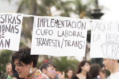 Caba, Buenos Aires / Arjantin; 9 Mart 2020: Uluslararası Kadınlar Günü. Poster: Trans çalışma kotasının uygulanması