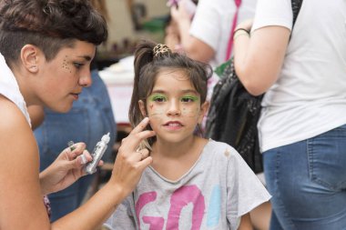 Caba, Buenos Aires / Arjantin; 9 Mart 2020: Uluslararası Kadınlar Günü. Kız mitinge / feminist greve katılmaya hazırlanıyor.
