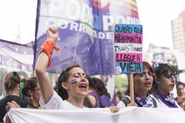 Caba, Buenos Aires / Arjantin; 9 Mart 2020: Uluslararası Kadınlar Günü, kadınlar yürüyüşü, trans toplumun hakları için poster