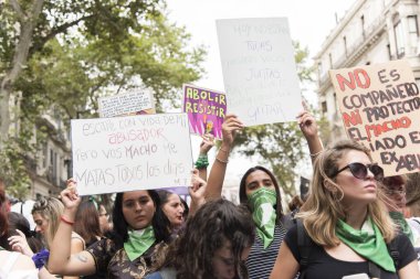 Caba, Buenos Aires / Arjantin; 9 Mart 2020: Uluslararası Kadınlar Günü, feminist grev; feminist posterler asan yeşil mendilli kadınlar
