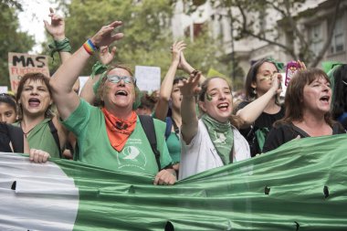 Caba, Buenos Aires / Arjantin; 9 Mart 2020: Uluslararası Kadınlar Günü. Kadınlar, yasal, güvenli ve ücretsiz kürtaj yasasının onaylanması lehine sloganlar atıyorlar