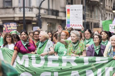 Caba, Buenos Aires / Arjantin; 9 Mart 2020: Uluslararası Kadınlar Günü. Kadınlar, yasal, güvenli ve ücretsiz kürtaj yasasının onaylanması lehinde yürüyorlar