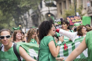 Caba, Buenos Aires / Arjantin; 9 Mart 2020: Uluslararası Kadınlar Günü. Megafonlu genç bir kadın yasal, güvenli ve ücretsiz kürtaj yasasının onaylanması lehine sloganlar atıyor.